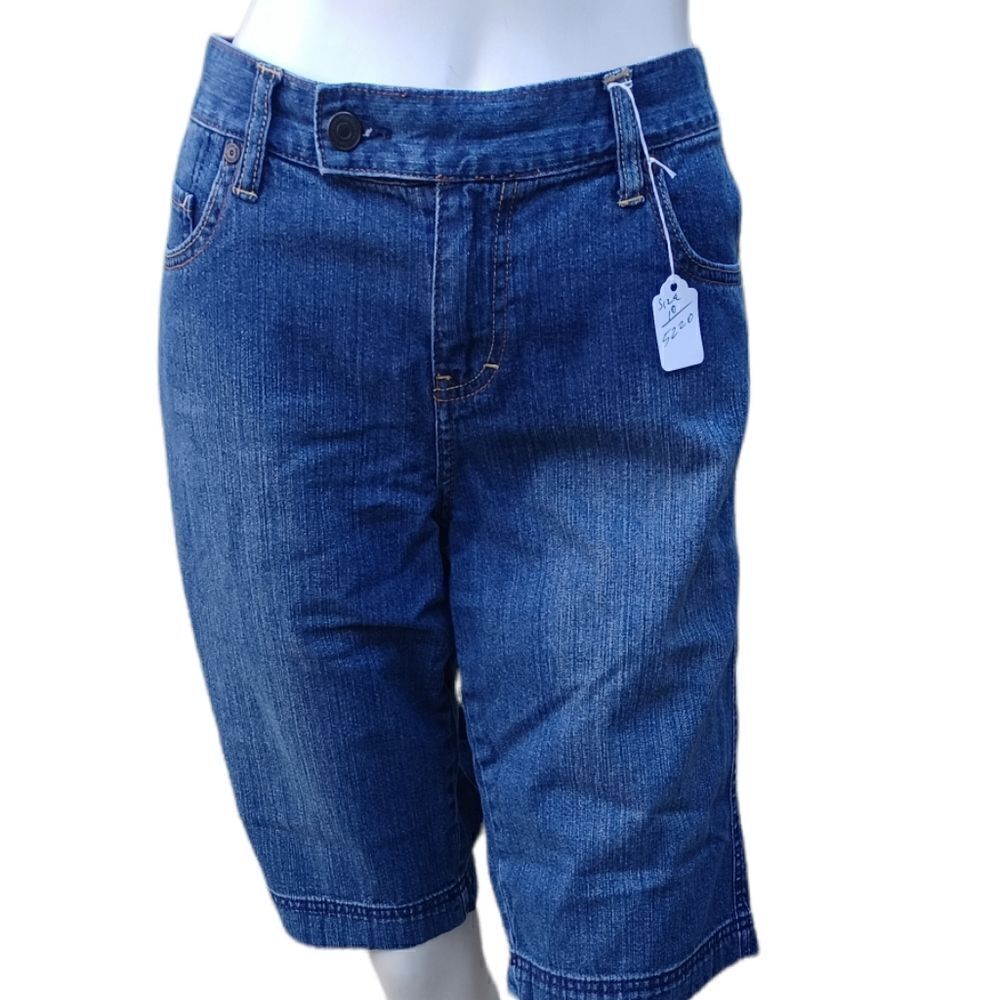 52208....Calvin Klein Crop Jeans Size 10, 30" Waist 11" Inseam 9" Rise